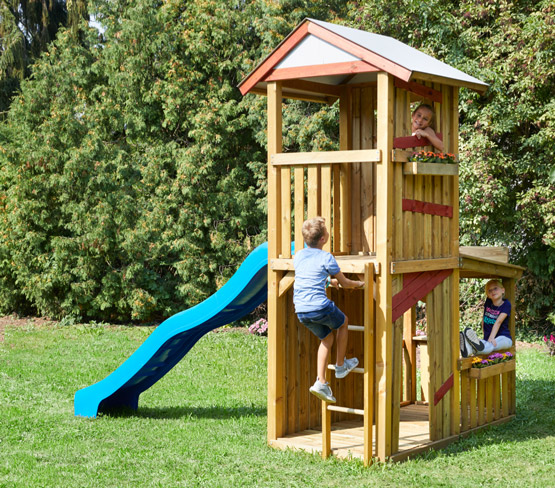 Kinder spielen im Garten an Klettergerüst | HolzLand Stoellger in Langenhagen