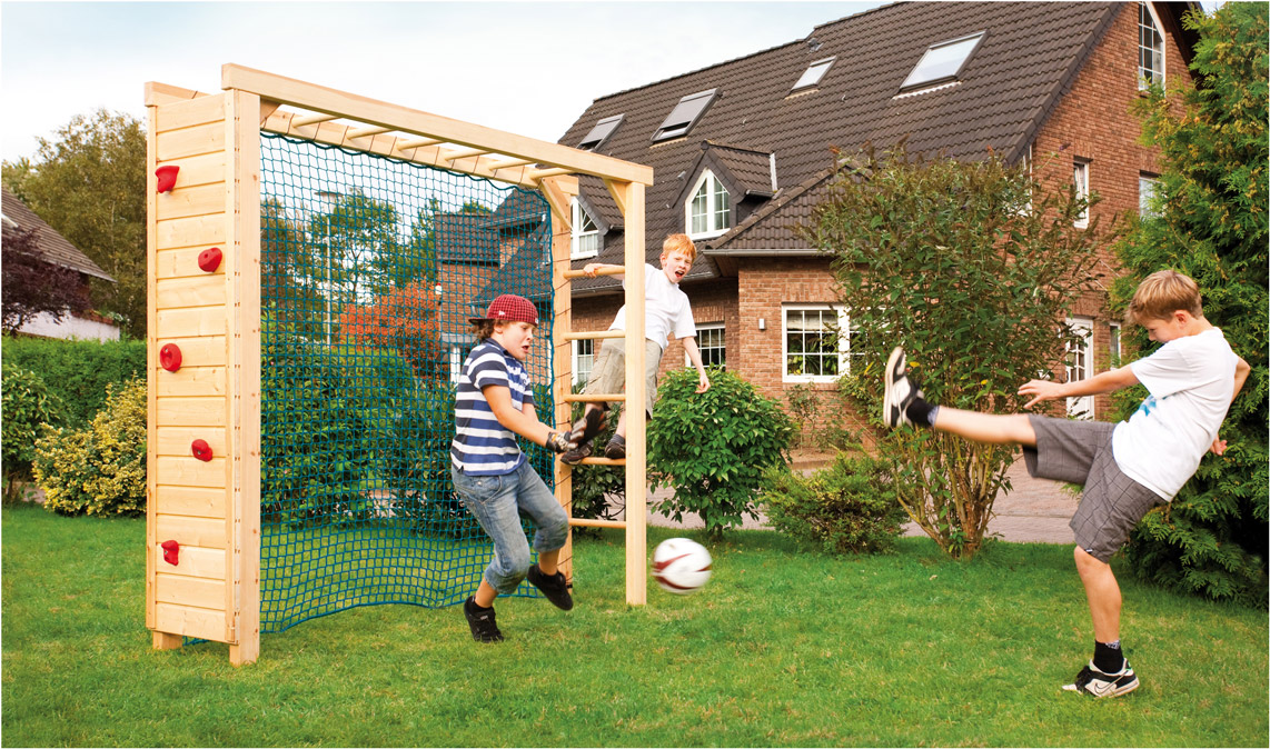 Kinder spielen Fußball mit Holztor | Spielgeräte für den Garten | HolzLand Stoellger in Langenhagen