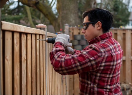 DIY-Inspration für den Garten | Mann bringt Zaun an | HolzLand Stoellger in Langenhagen