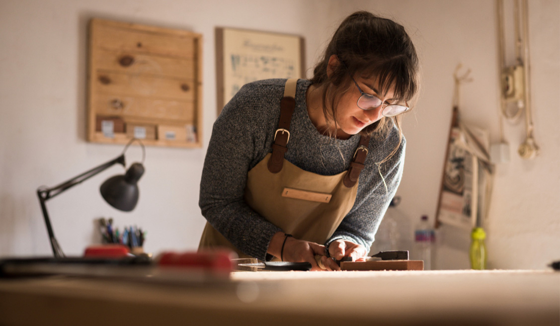 Frau macht DIY-Projekt | Terrassendielen aus Schwedenholz | HolzLand Stoellger in Langenhagen