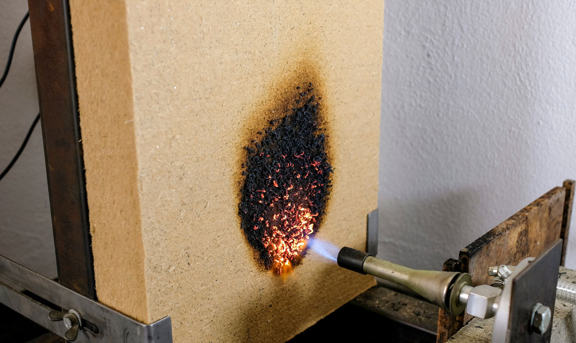 Feuertest mit Dämmstoff Holzfaser Gutex | HolzLand Stoellger in Langenhagen