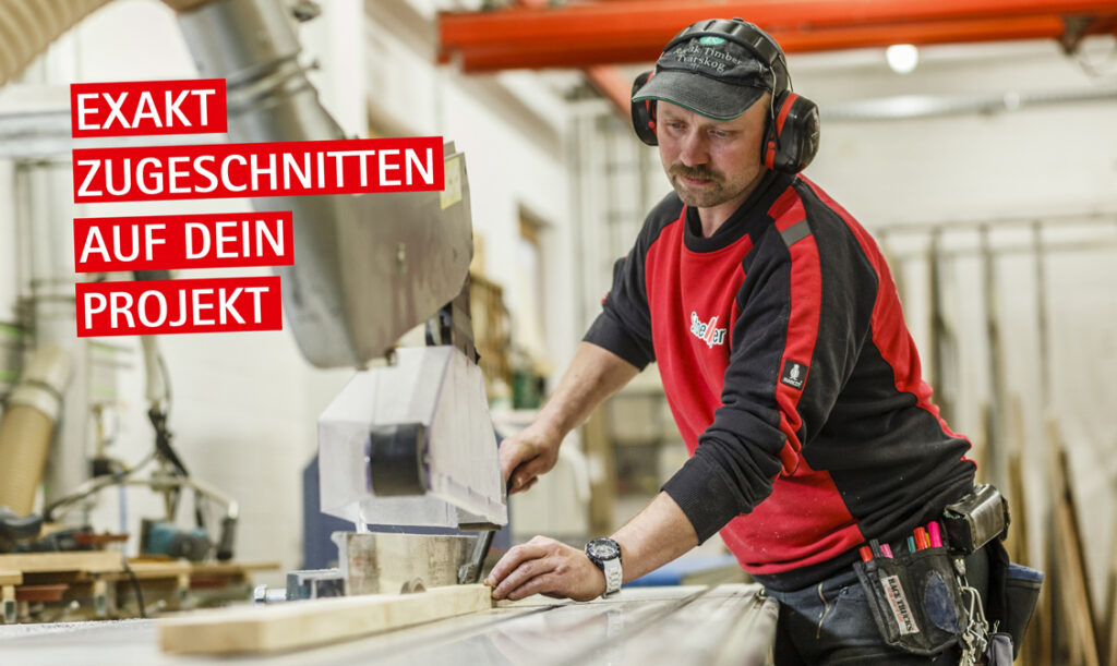 Mitarbeiter beim Zuschnitt Service | HolzLand Stoellger