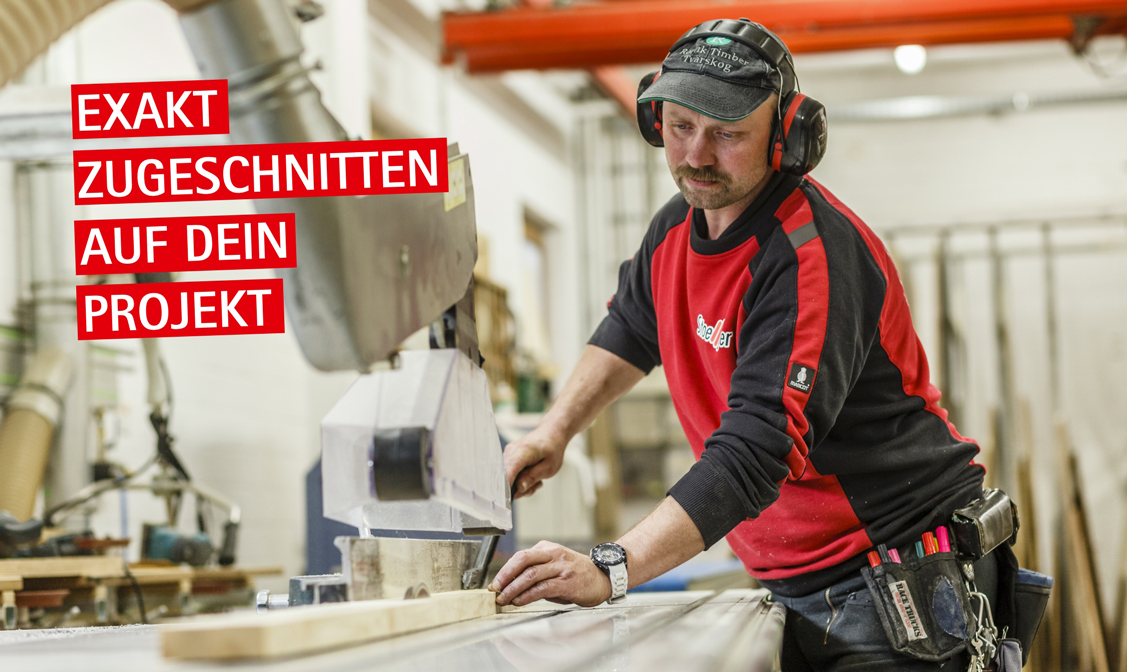 Mitarbeiter beim Zuschnitt Service | HolzLand Stoellger