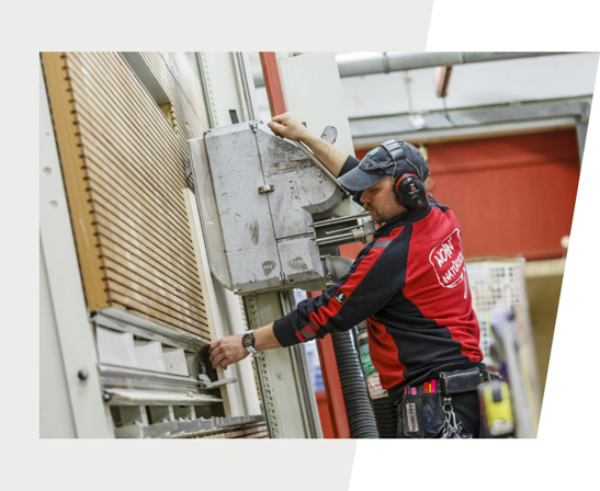zuschnitt-service-platten-bauholz-holzland-stoellger-hannover Mitarbeiter von HolzLand Stoellger schneidet Platten zu.